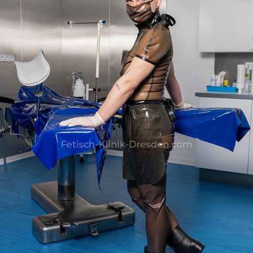 Galeriebild 5 von (Latex) Schwester Luva