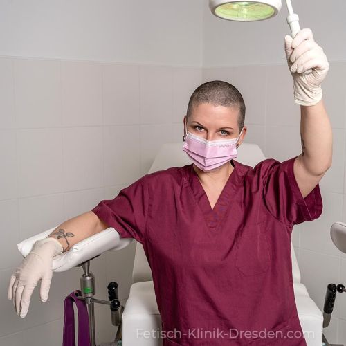 Galeriebild 4 von (Latex) Schwester Luva