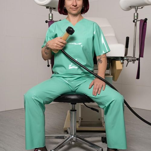 Galeriebild 3 von (Latex) Schwester Luva