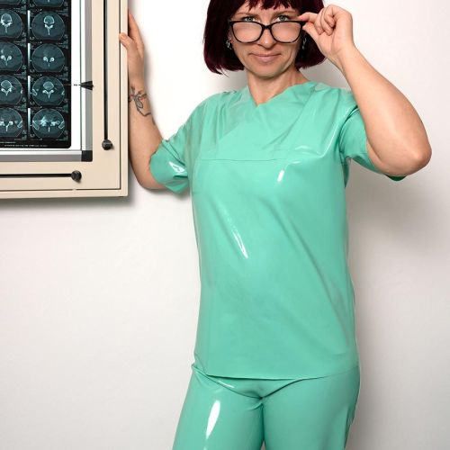 Galeriebild 2 von (Latex) Schwester Luva